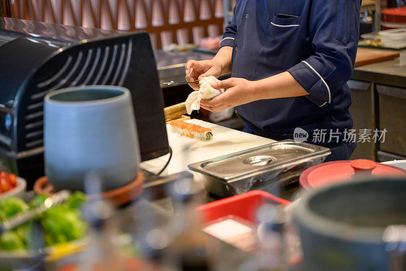 在酒店餐厅准备寿司