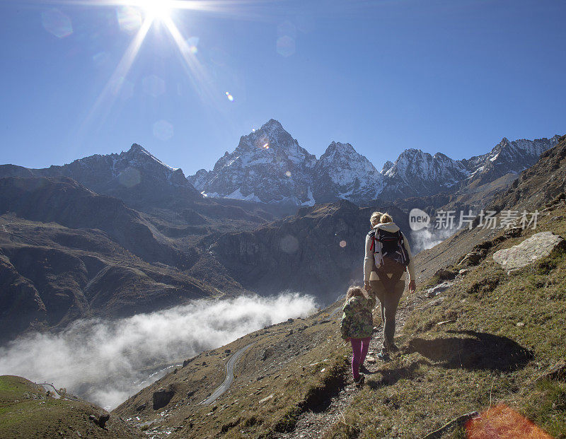 全家徒步穿越山间草地