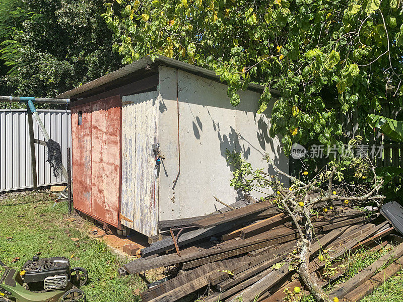 乡间的旧后院小屋