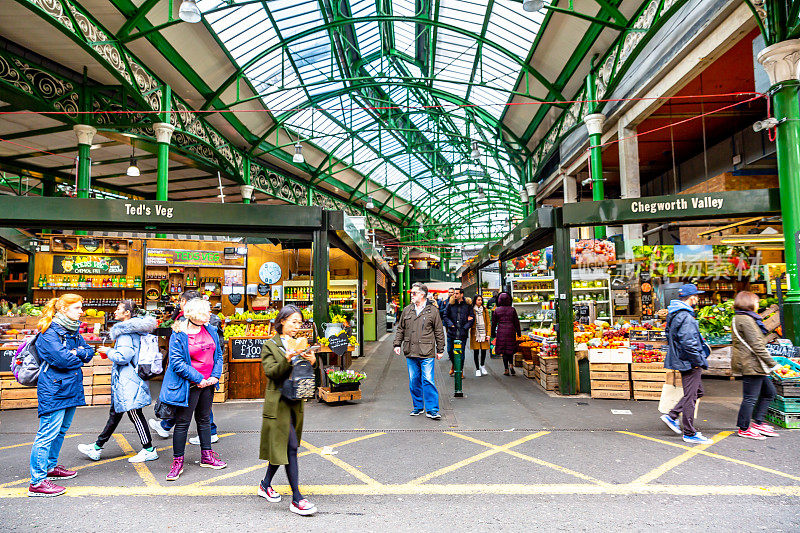 英国伦敦博罗市场的市场摊位，出售新鲜水果和蔬菜