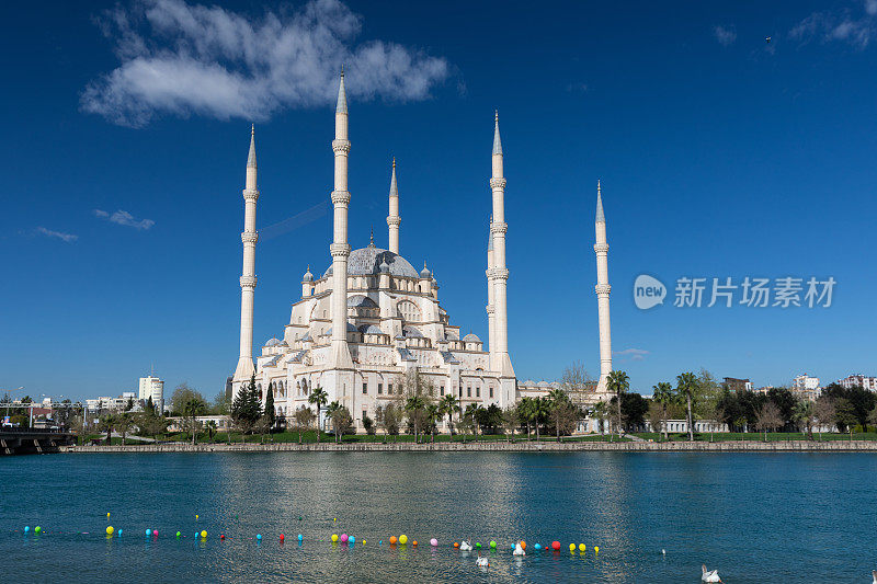 土耳其的阿达纳市，有萨班奇中央清真寺和赛汗河