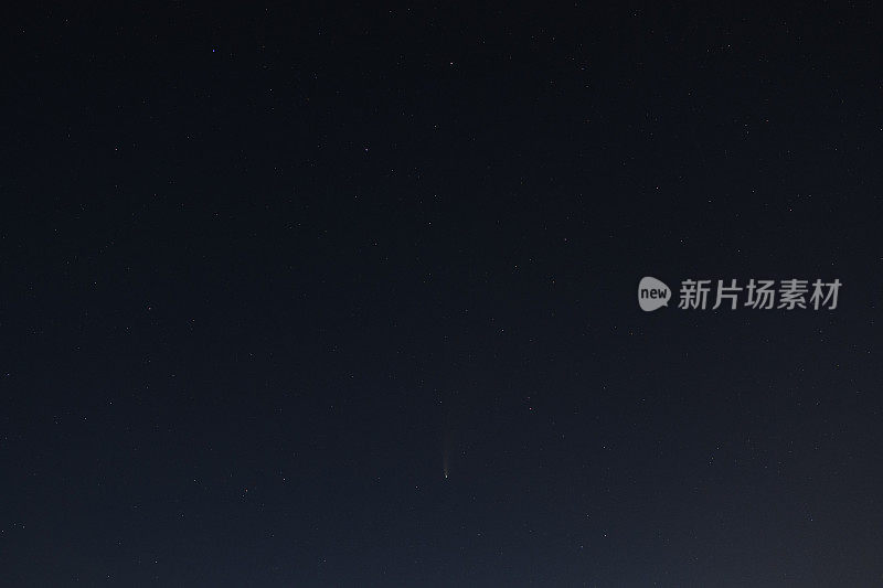 彗星Neowise在黑暗的夜空和上面的星星