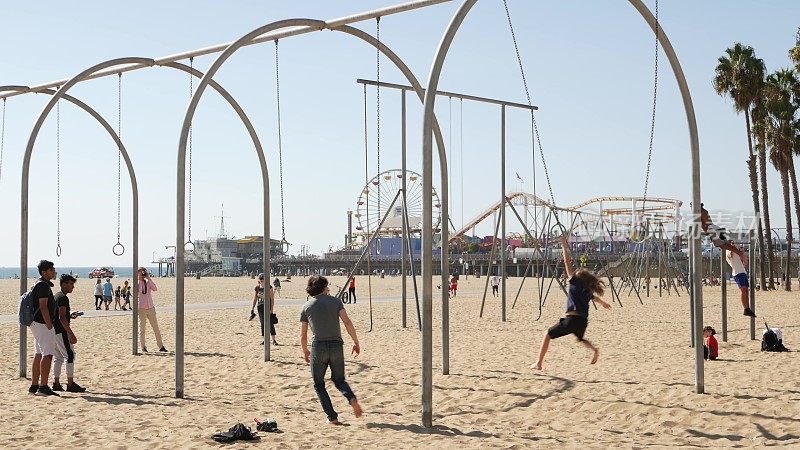 加利福尼亚夏季太平洋海滩的美学，年轻人训练和有乐趣的运动场。码头上的肌肉海滩和游乐场