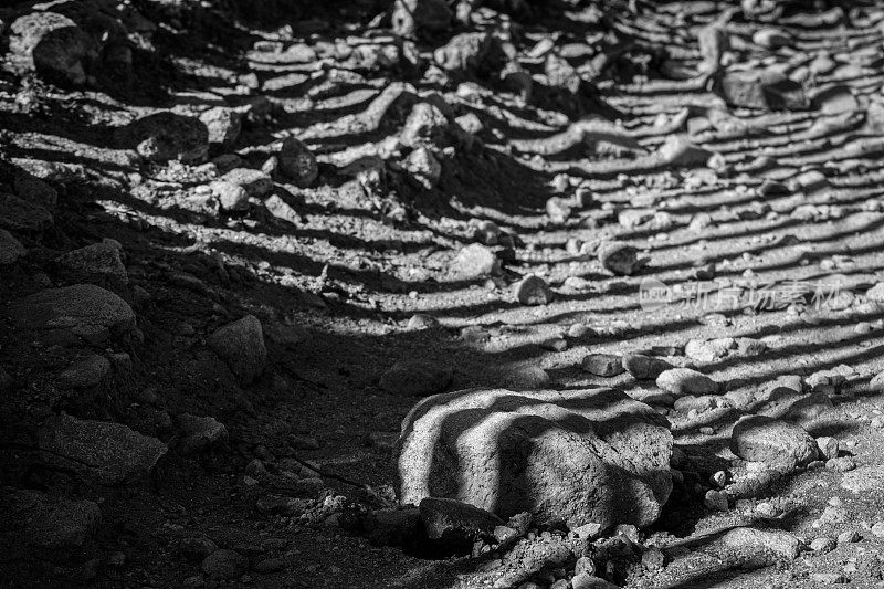 法国科西嘉，博尼法西奥，石径上的木篱笆阴影