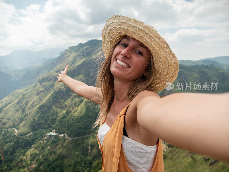 一名年轻女子在山顶自拍