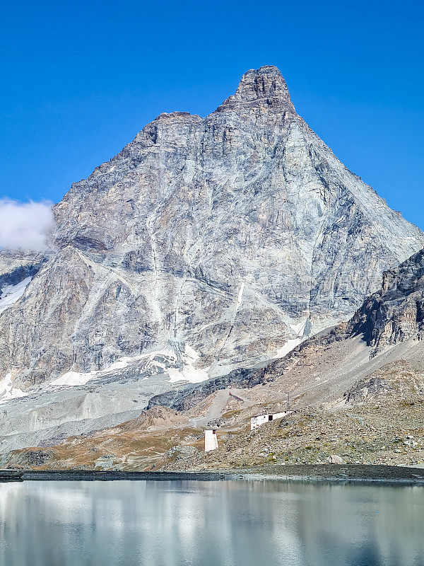 美丽的湖在阿尔卑斯山下马特洪峰