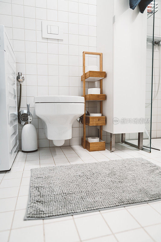 垂直照片的小现代白色浴室