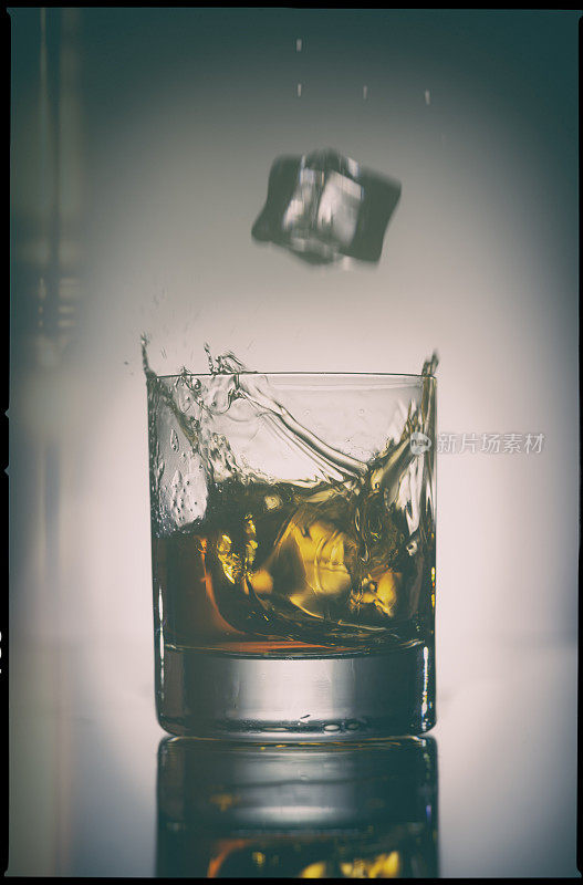 在一杯苏格兰威士忌中加冰