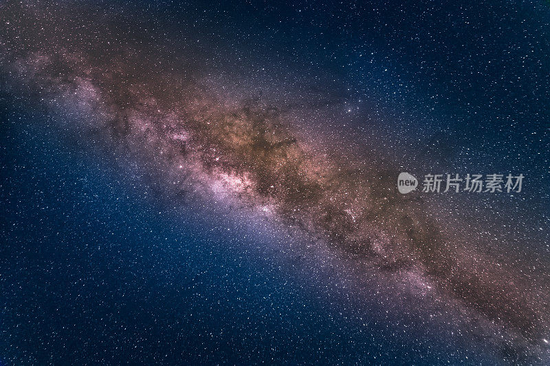 银河星系上方晴朗的天空在安第斯-星星景观的夜晚，秘鲁
