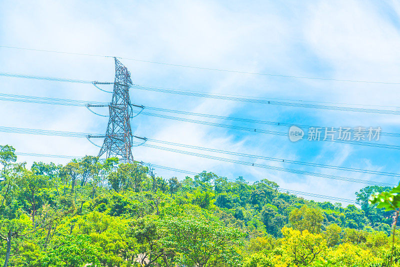 电力高压塔与电线对抗清澈的蓝天