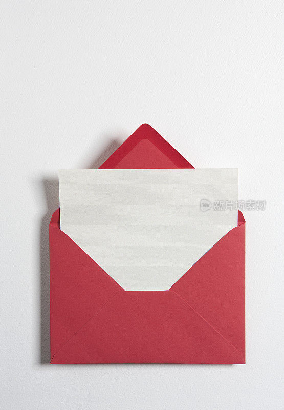 打开里面放一张白纸的红包。