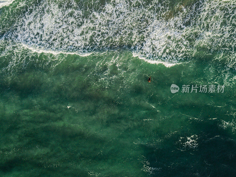 无人机拍摄的青色海浪横扫佛罗里达州棕榈滩2021年