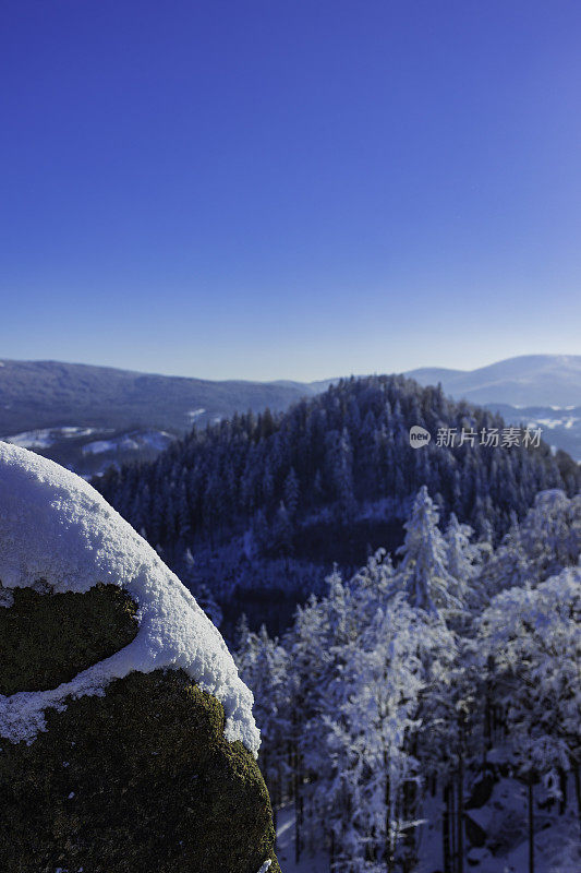 美丽的雪山冬季景观