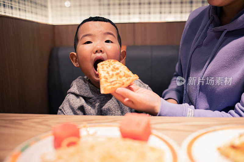 妈妈给儿子吃披萨