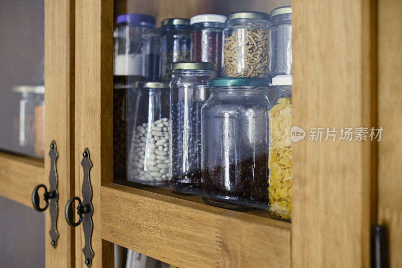 查看一个装满各种罐头和罐子的食品储藏室