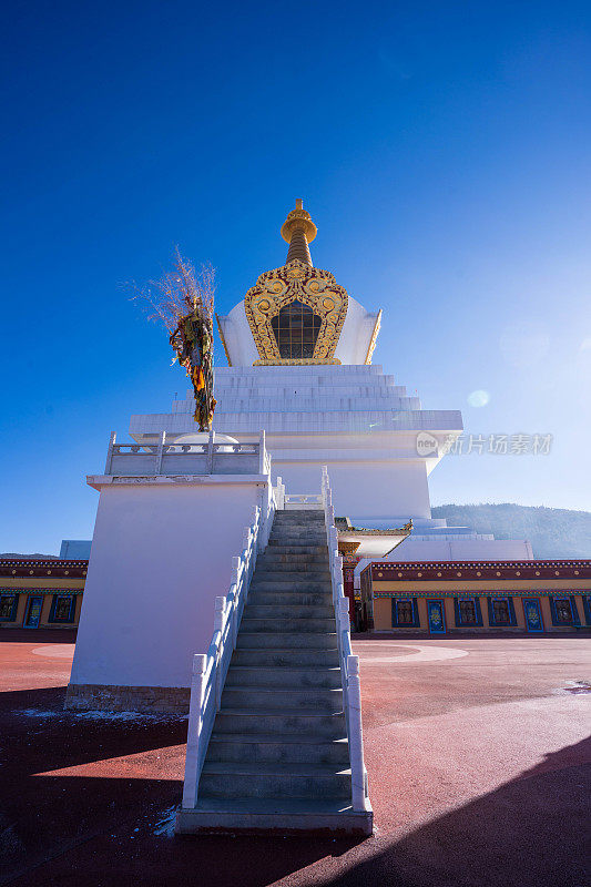 香格里拉金殿或大佛寺与巨大的纺车在独克宗古镇