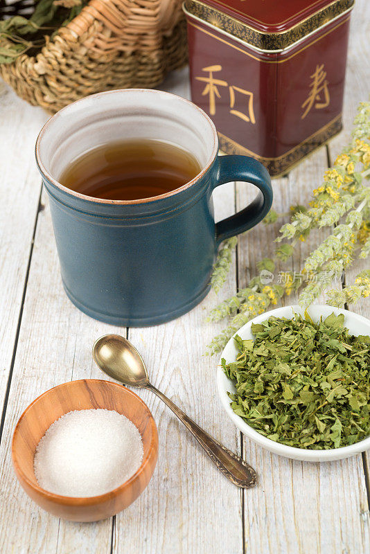 绿茶或药草茶，加糖和干药草