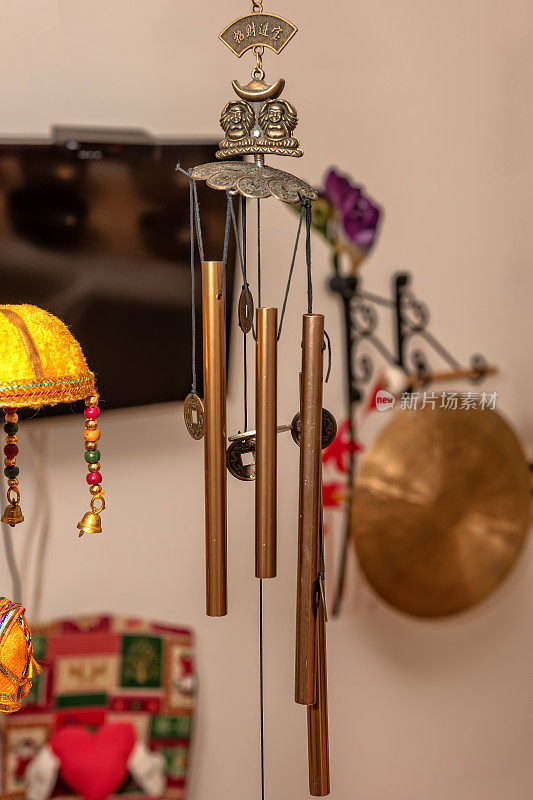 风铃。传统的中国风水室内物体称为编钟树或管乐，由钢管制成。