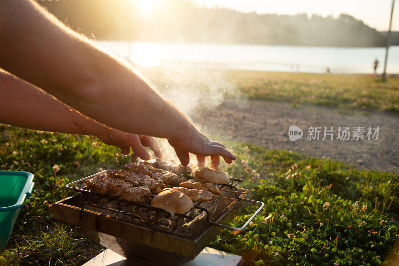 日落时分湖边烧烤