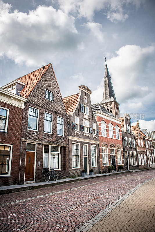 荷兰的一个社区，后面有教堂塔楼