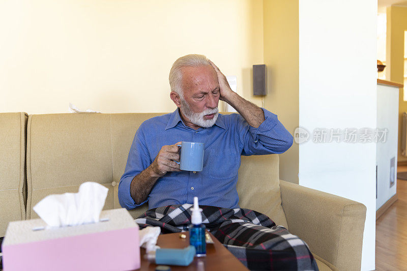 生病的老人在床上与季节性过敏喝一杯茶。