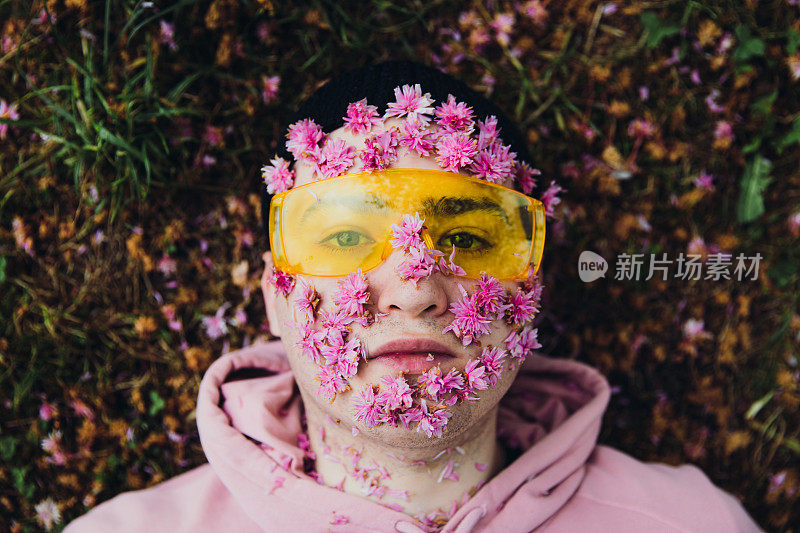 少年被春日的樱花所覆盖
