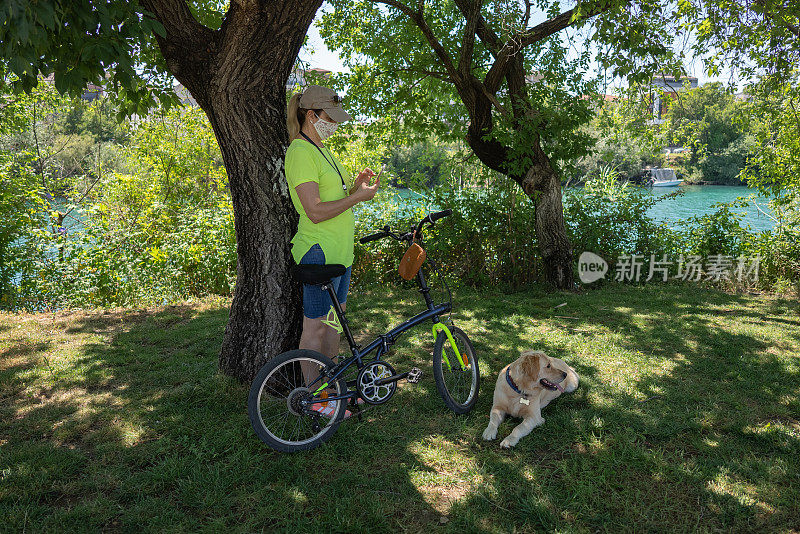 一个女人和她的狗在公园里