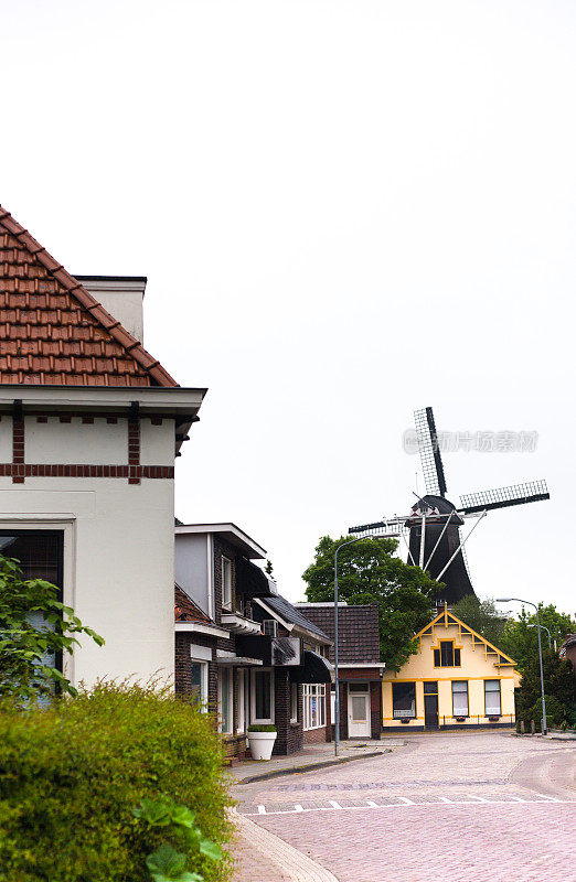 荷兰，格罗宁根，Eenrum:村庄街道和风车