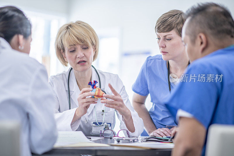 医科学生学习心脏的知识