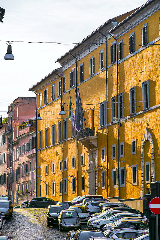 罗马市中心蒙蒂区的一条风景如画的街道