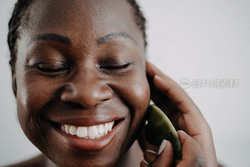 皮肤护理黑人女性皮肤护理使用刮痧石