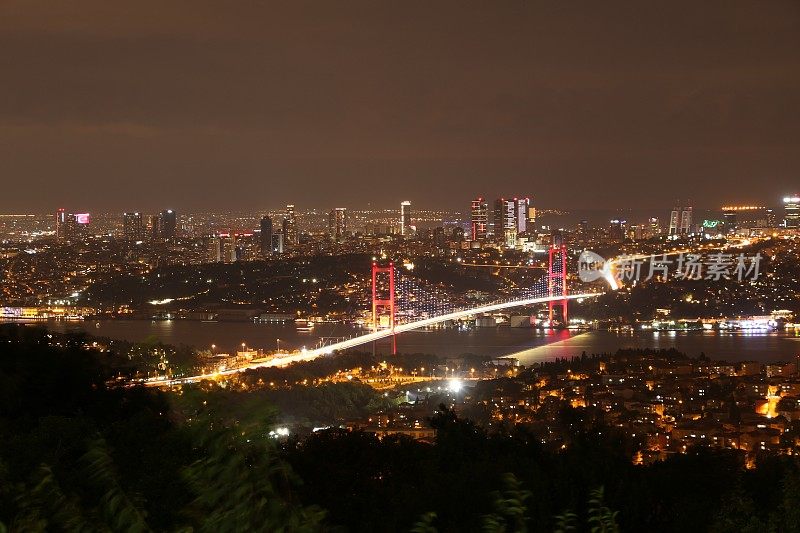 博斯普鲁斯海峡，少女塔，卡姆利卡的夜景