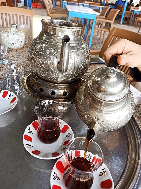 土耳其伊斯坦布尔的传统茶壶和茶杯