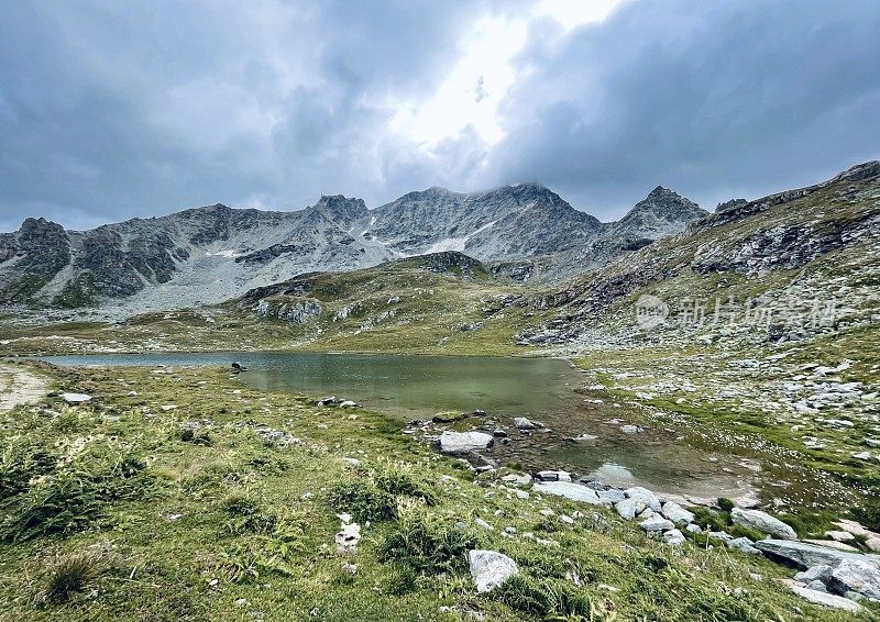 上恩加丁，山地湖泊