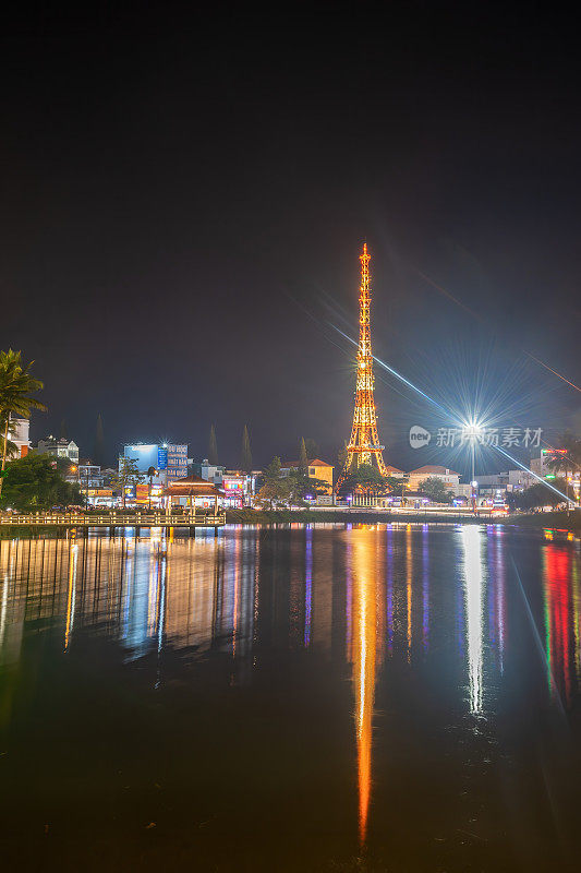 小洞奈湖的夜景——越南林东省宝禄市的中心湖。