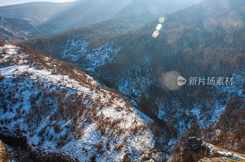 冬季山地景观，河流积雪和树木，最喜欢野餐的地方