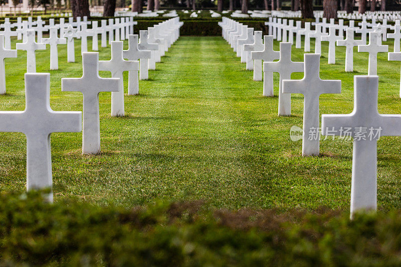 白色十字架和战争墓地的坟墓