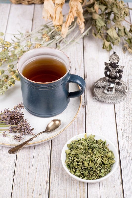 绿茶或草本茶与杯，糖和干香草薰衣草茶