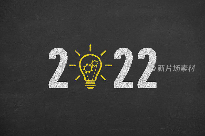 黑板背景上的新的2022年创意解决方案概念