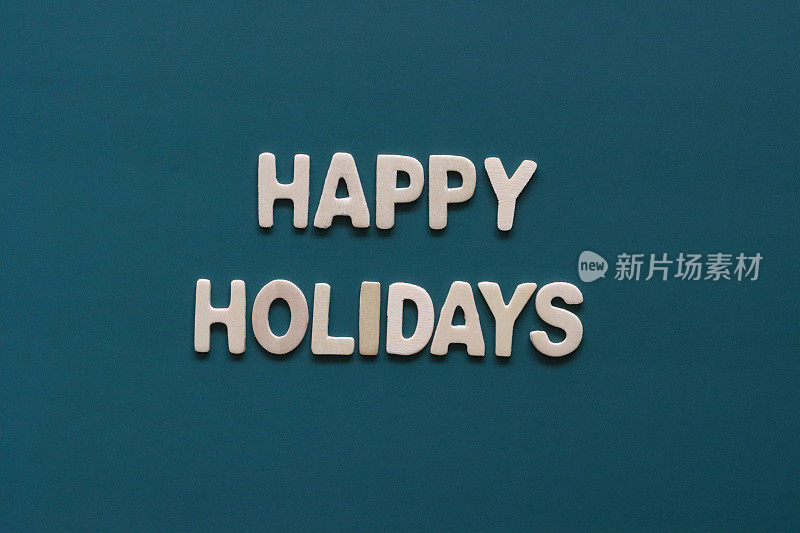 自制DIY简单的圣诞卡设计的图像在青色蓝色背景上剪出白色字母，手工节日圣诞贺卡，节日快乐的消息，复制空间
