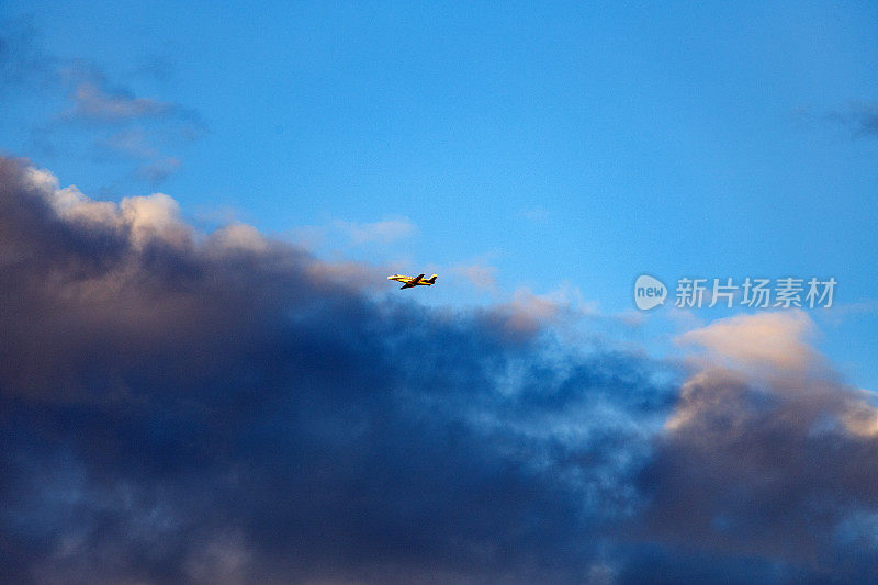 轻飞机衬着蓝天和日落的云彩。Alcorcon,马德里,西班牙,