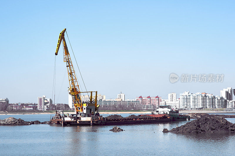 在海岸附近工作的挖泥起重机