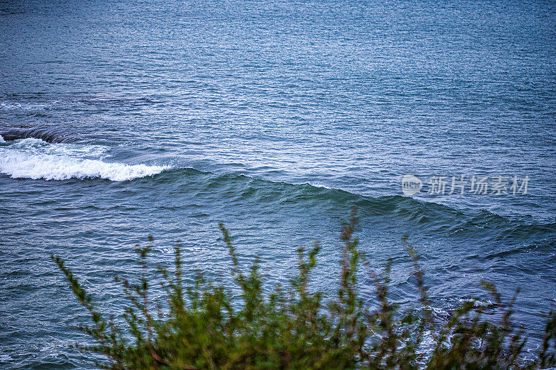 海浪拍打着海岸