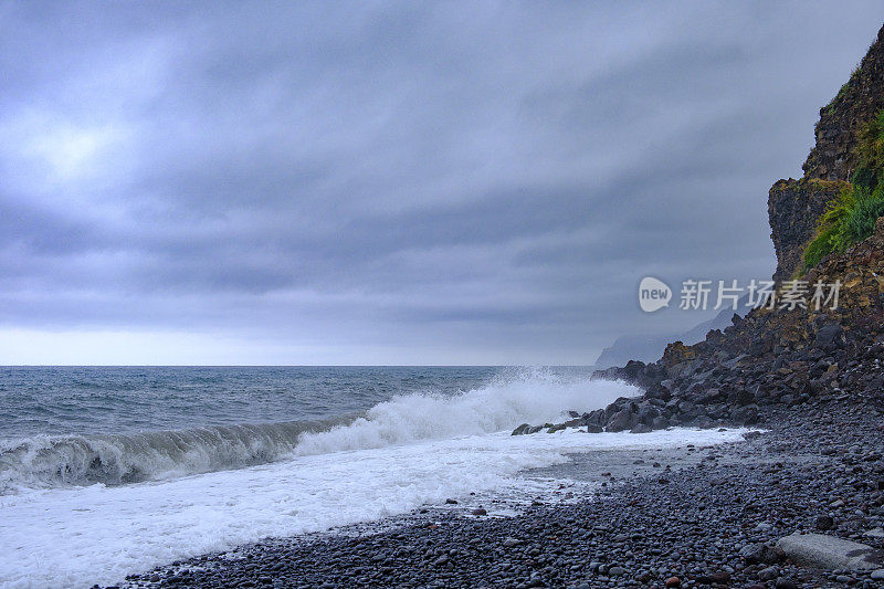 海浪拍打着南海岸蓬塔多索尔海滩上的马德拉岛海岸