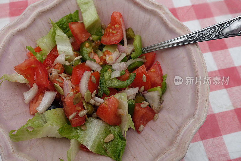 蔬菜沙拉，西红柿，青椒和各种种子，自助餐