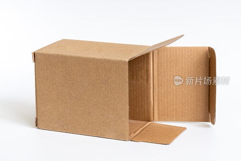 白色背景的硬纸盒或棕色纸盒