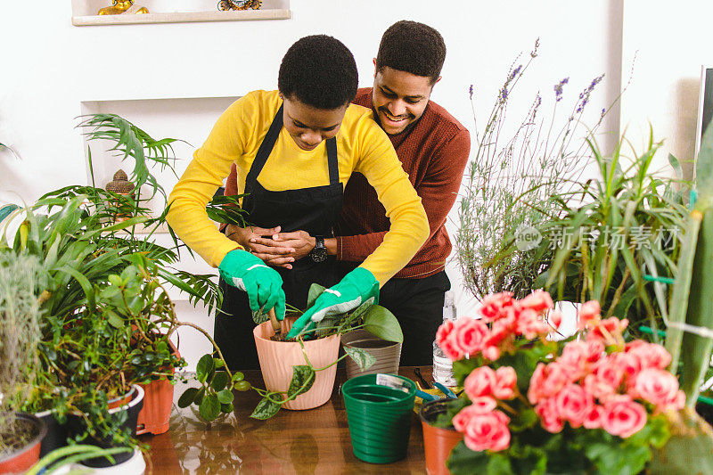 年轻的非裔美国人夫妇喜欢一起做园艺