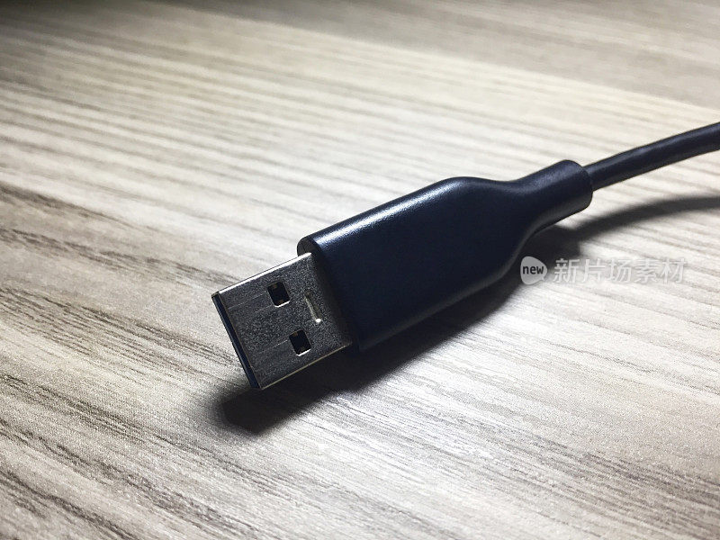 USB连接线在木桌与复制空间