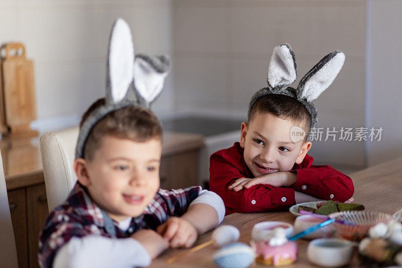两个快乐的男孩戴着复活节兔子耳朵