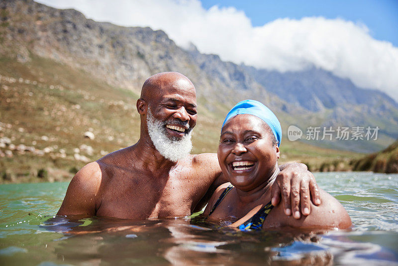 在夏天的海洋里，一对成熟的夫妇在一起游泳